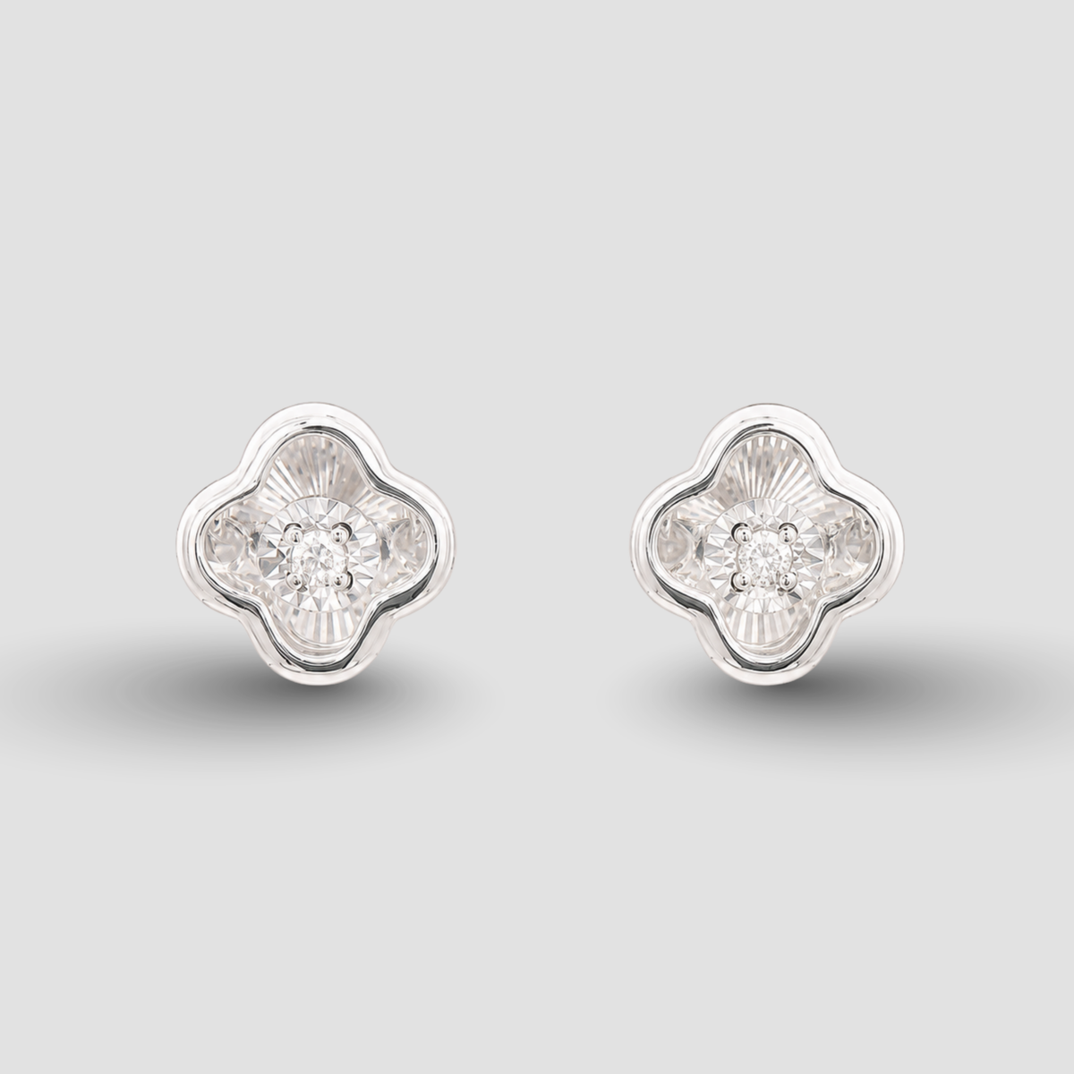 Anting Tusuk Lucky Quatrefoil Menari